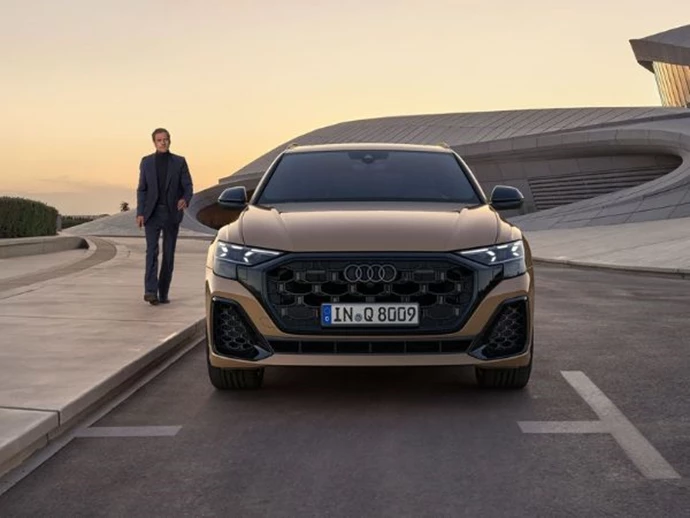 Esterno Q8 Etron Sline